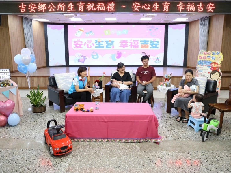 「我愛你」日送祝福!游淑貞陪寶寶蓋人生首印 吉安再加碼生育金、創意好禮超有感